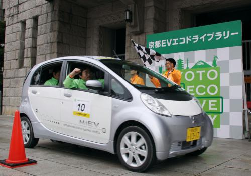 「京都ＥＶエコドライブラリー」で、京都市役所にゴールする電気自動車