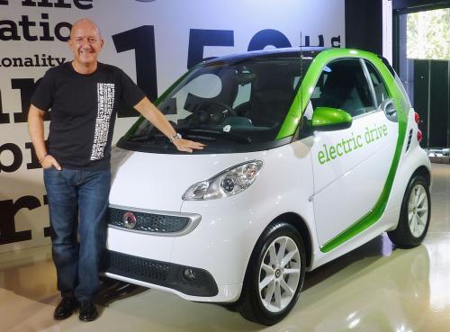 メルセデス・ベンツ日本が予約受け付けを始めた小型車「スマート」の電気自動車