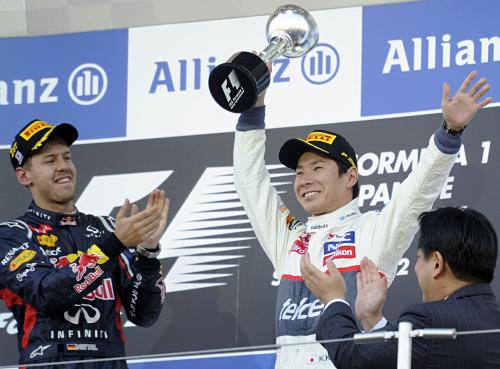 Ｆ１日本グランプリで日本人最高タイの３位に入り、表彰台で喜ぶザウバー・フェラーリの小林可夢偉。左は優勝したセバスチャン・フェテル