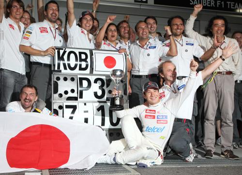 Ｆ１日本グランプリ決勝で初の表彰台に上がった小林可夢偉（中央）はスタッフとガッツポーズ