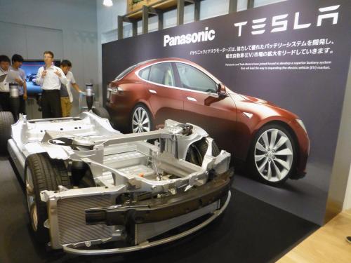 グランフロント大阪にあるパナソニックのショールームに展示された、テスラのＥＶセダン「モデルＳ」の車体の一部