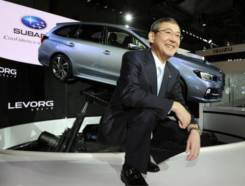 新型ワゴン車「レヴォーグ」を発表し、報道公開された東京モーターショーで笑顔を見せる富士重工業の吉永泰之社長