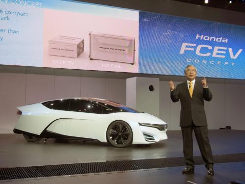 米ロサンゼルスで次世代燃料電池車の試作車を公開するホンダの岩村哲夫副社長