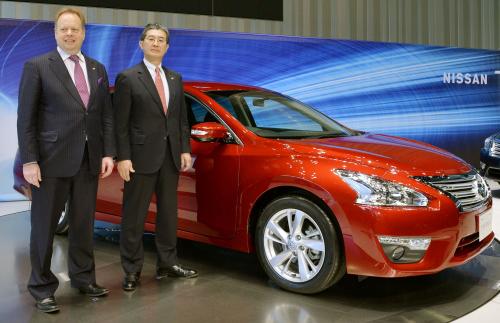 日産自動車が発表した大型セダン「ティアナ」の新型車と片桐隆夫（右）、アンディ・パーマー両副社長