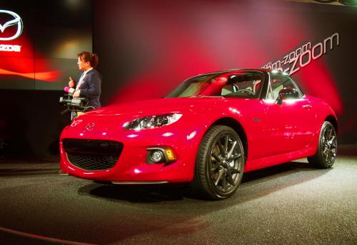 マツダが自動車ショーで公開したＭＸ―５の25周年記念仕様車