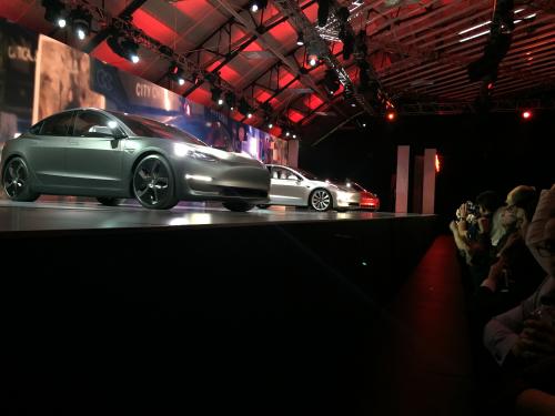 ３月31日、米カリフォルニア州で、テスラ・モーターズが初公開した電気自動車（ＥＶ）の新型車「モデル３」