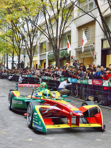 電気自動車レースの世界シリーズ「フォーミュラＥ」のデモ走行で、東京・丸の内を走るアウディのマシン