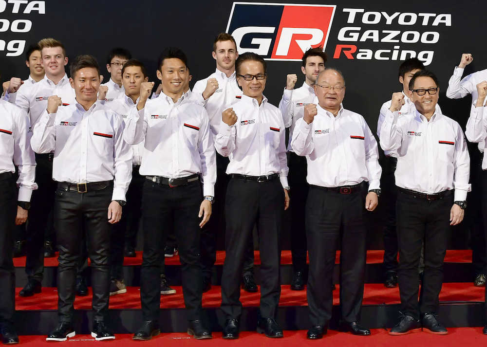 トヨタ自動車のモータースポーツ活動発表会でポーズをとる元Ｆ１ドライバーの小林可夢偉（前列左端）ら。前列右端は豊田章男社長