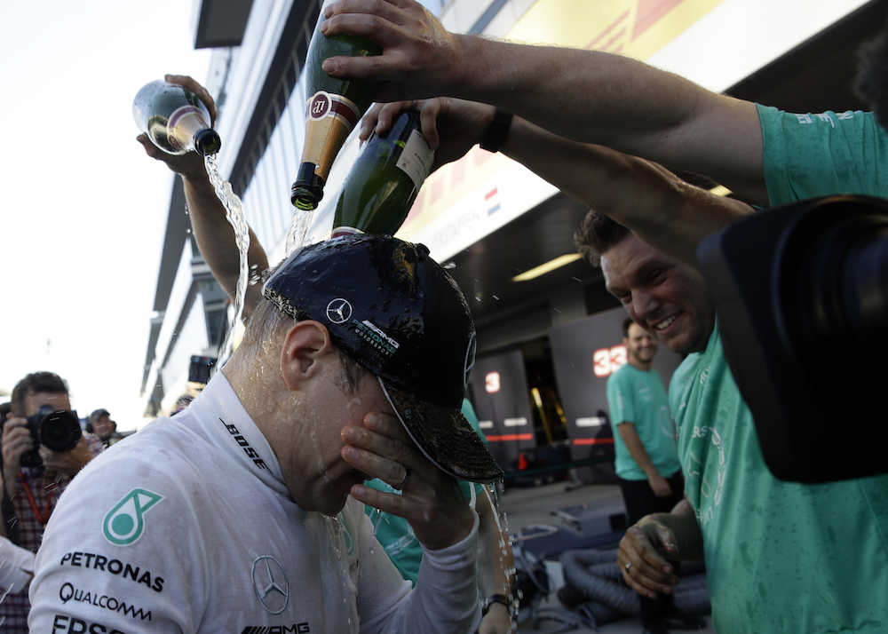 初優勝を果たし、チームスタッフから祝福のシャンパンを浴びせられるメルセデスのバルテリ・ボッタス（ＡＰ）