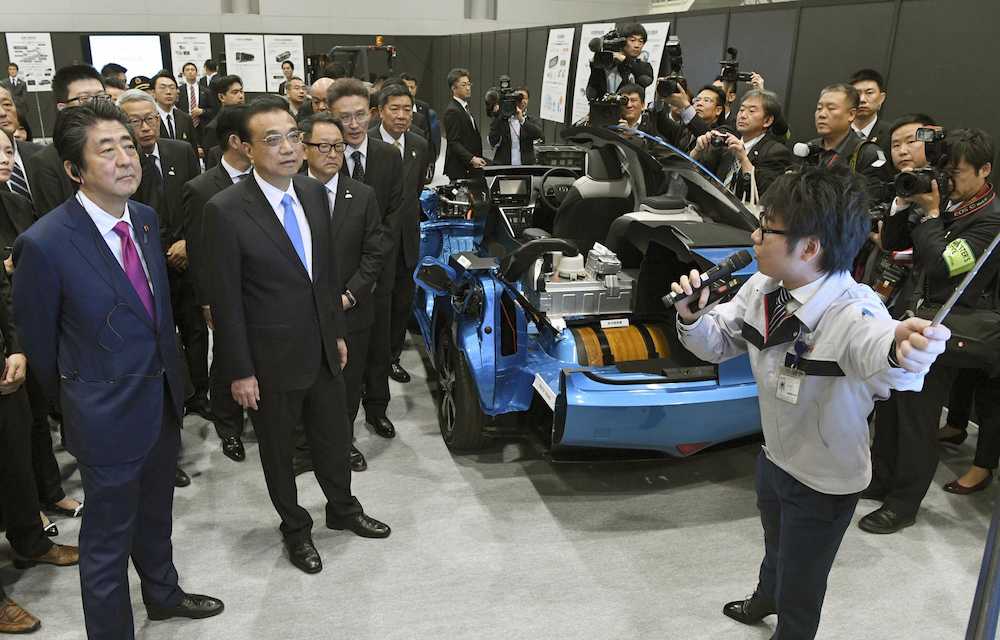 トヨタ自動車の関連部品工場を視察する（左から）安倍首相、中国の李克強首相ら＝１１日午前、北海道苫小牧市（代表撮影）
