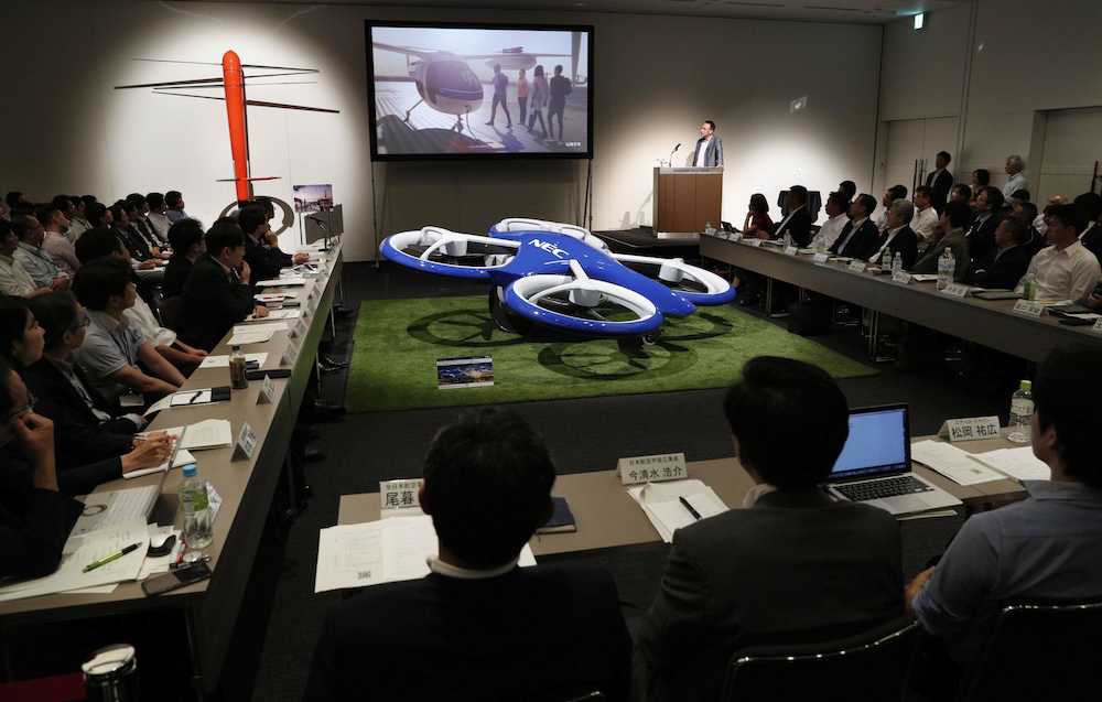初めて開催された「空飛ぶ車」の実用化に向けた官民協議会＝２９日午後、東京都港区（共同）
