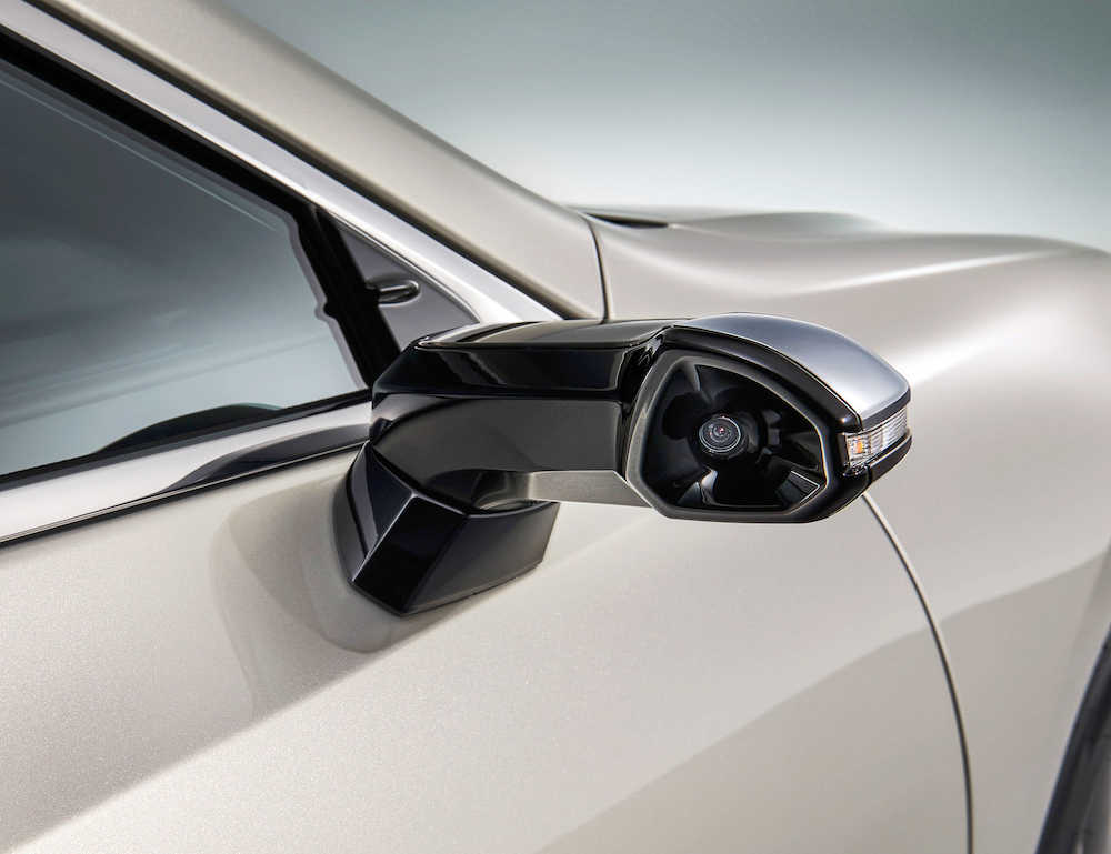 トヨタ自動車の「レクサス」の新型セダン「ＥＳ」で、サイドミラーの位置に取り付けられたカメラ