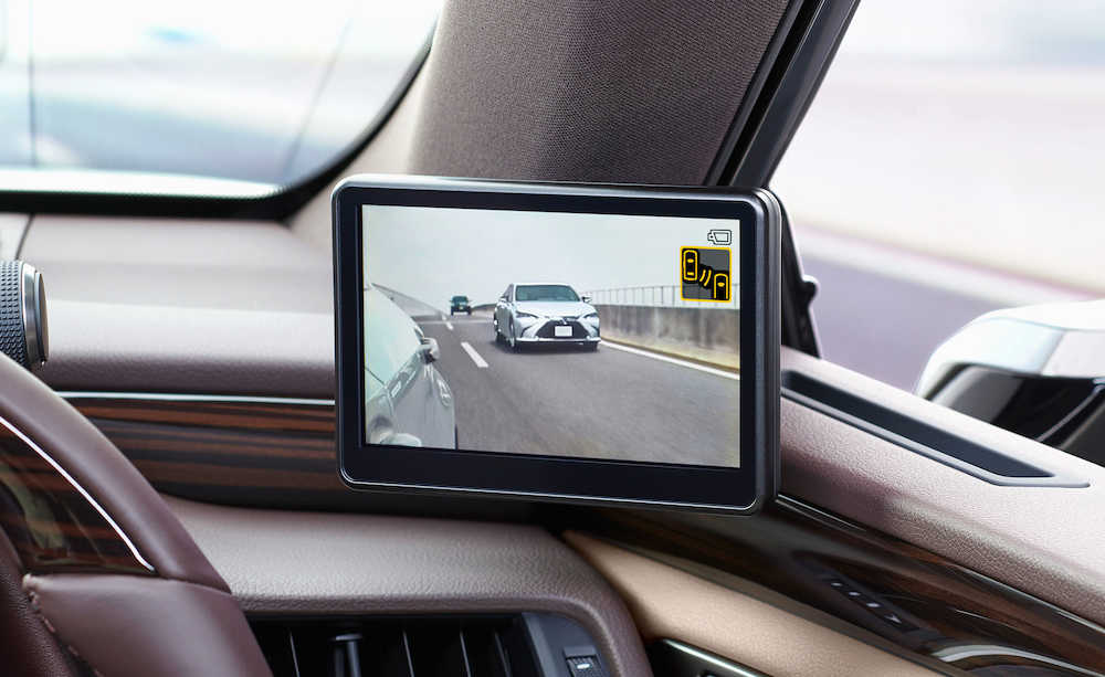 トヨタ自動車が発売する「レクサス」の新型セダン「ＥＳ」で、サイドミラーの位置に取り付けられたカメラの映像を表示するモニター
