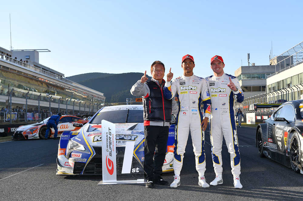 今季初勝利を挙げたＫｅｅＰｅｒ　ＴＯＭ’Ｓ　ＬＣ５００の（左から）関谷正徳監督、平川亮、Ｎ・キャシディ