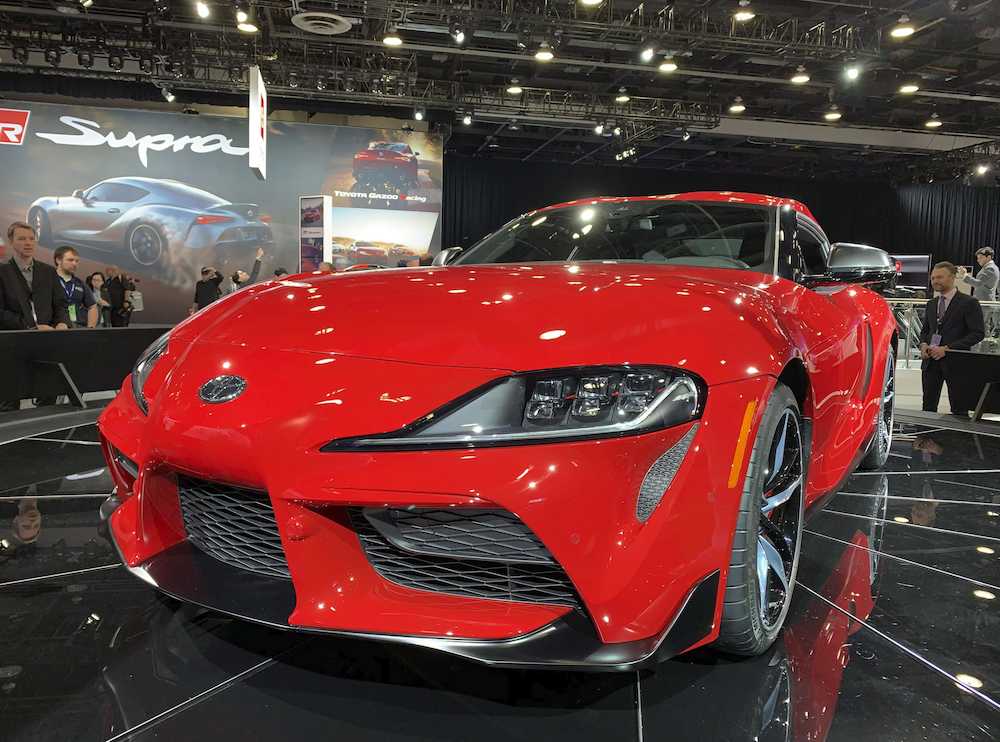 北米国際自動車ショーで展示されたトヨタ自動車の新型「スープラ」＝１４日、米デトロイト（共同）