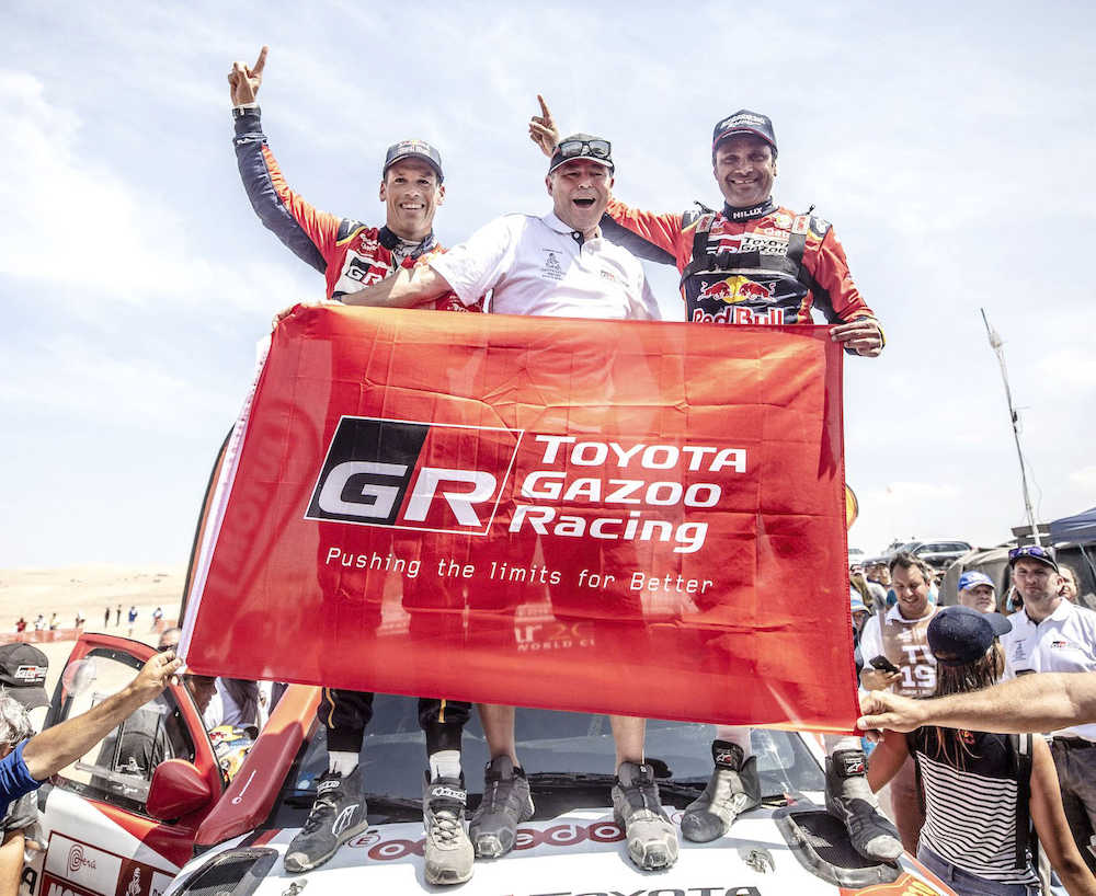 ペルーで開催されたダカール・ラリーを制し、喜ぶトヨタ自動車の選手ら