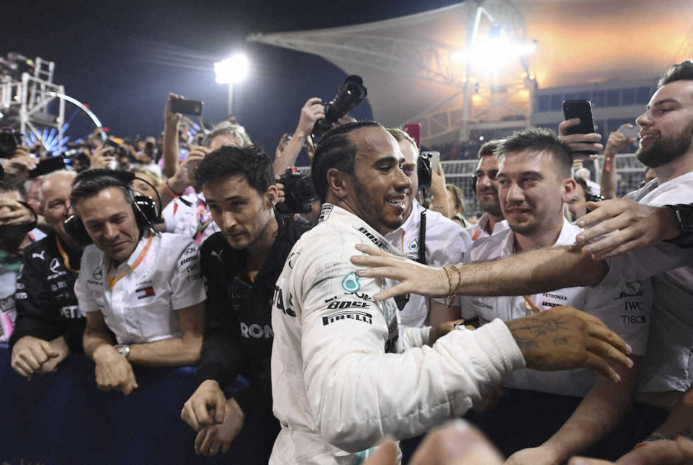 F1第2戦バーレーンGP　今季初勝利でチームスタッフと喜ぶハミルトン（メルセデス）