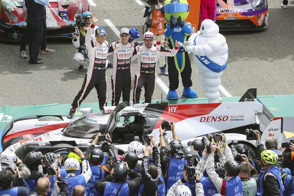 ルマン24時間で2連覇を達成し、写真に納まる中嶋一貴（左）らトヨタ8号車のドライバー（AP）
