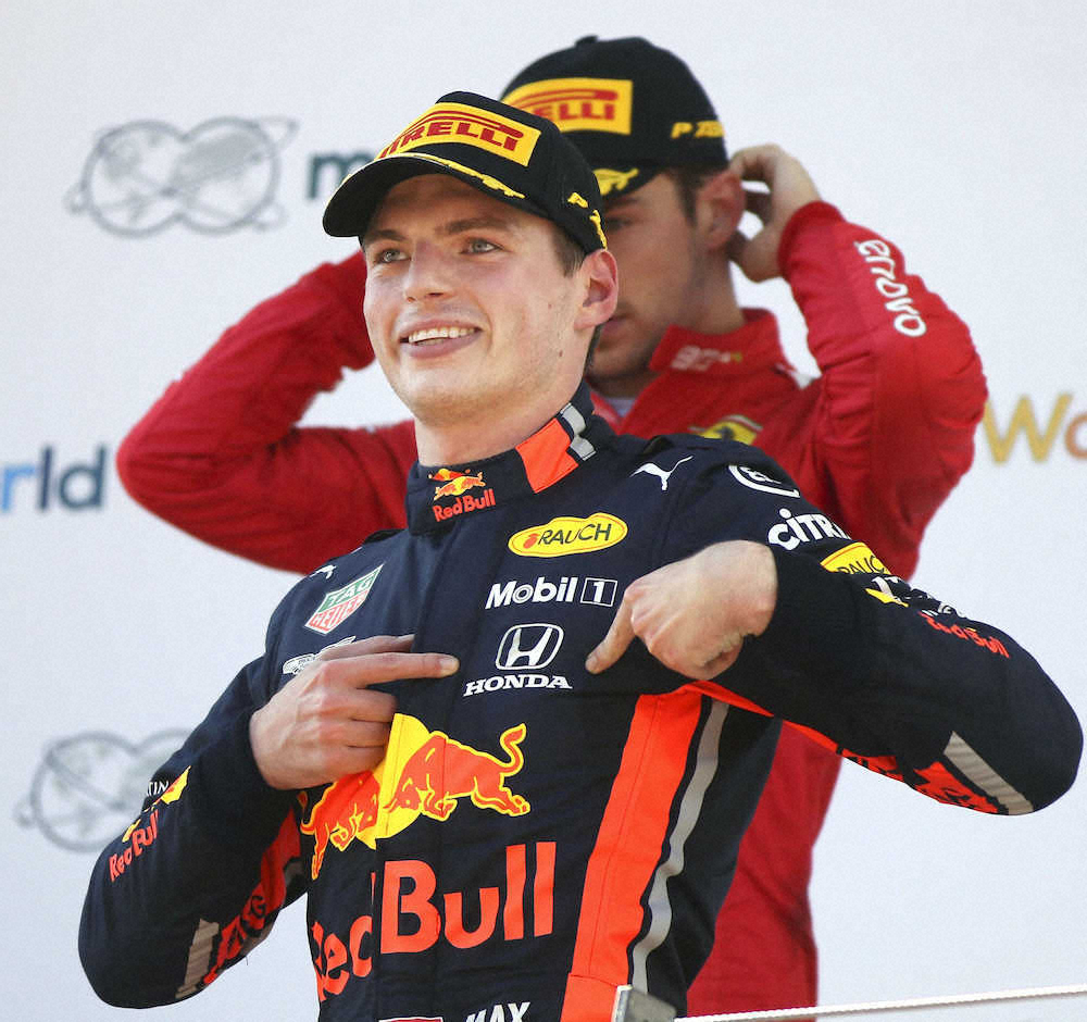 F1のオーストリアGPで優勝し、表彰台でホンダのロゴを示すレッドブル・ホンダのマックス・フェルスタッペン（AP）