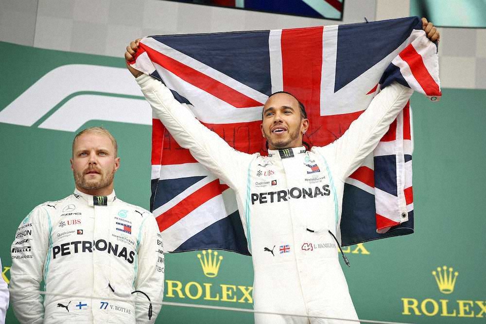 F1英国GPで優勝し、表彰式で喜ぶハミルトン（右）と、2位のボッタス