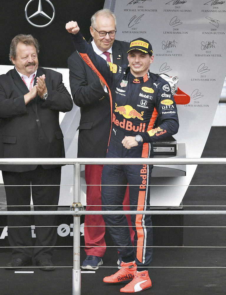 F1ドイツGPで優勝し、表彰式で笑顔を見せるレッドブル・ホンダのフェルスタッペン