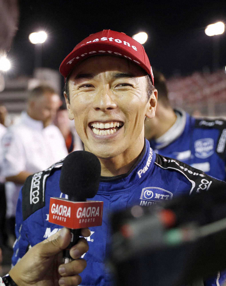 インディカー・シリーズ第15戦で優勝し、インタビューに答える佐藤（AP）