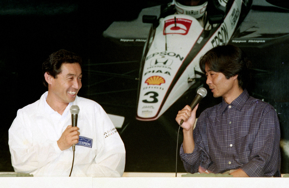 F1ブームのころ、中嶋悟氏（左）とのトークショーに登場した今宮純氏