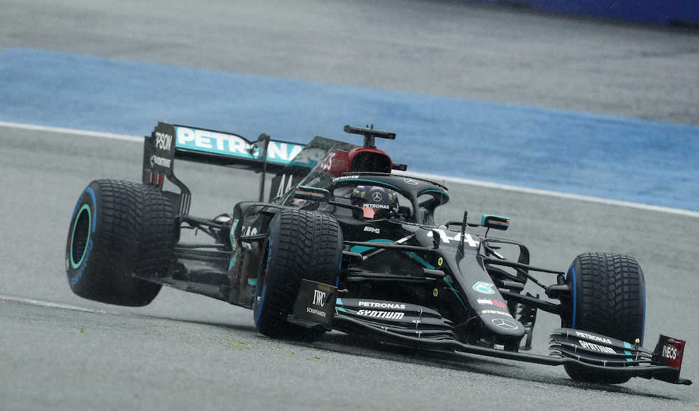 F1第2戦シュタイアーマルクGPの予選でポールポジションを獲得したメルセデスのルイス・ハミルトン（AP）