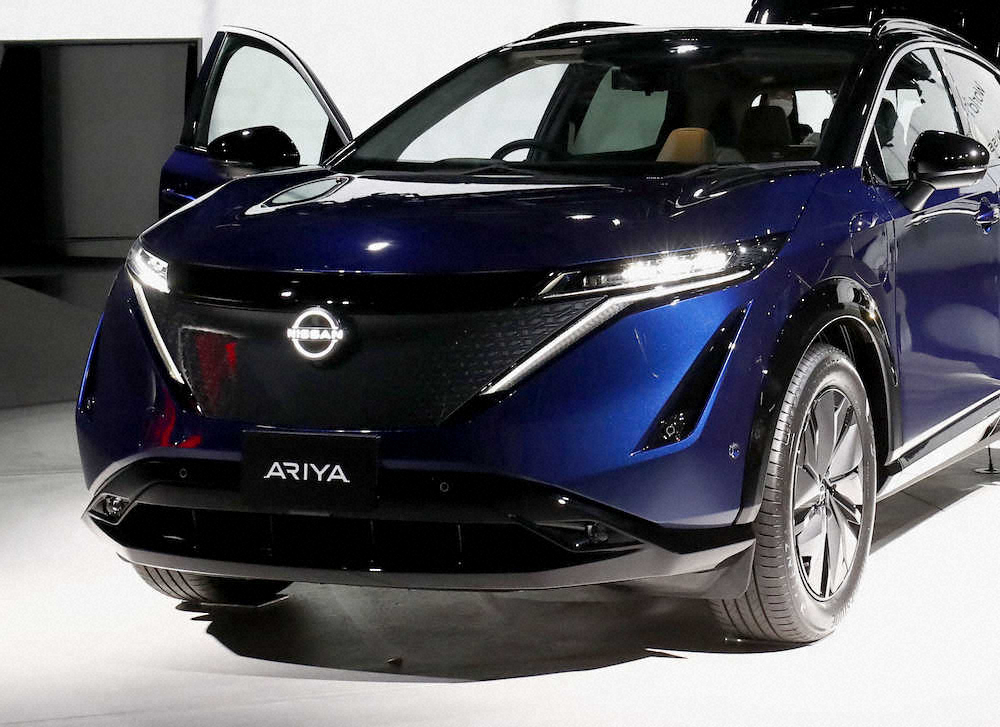 日産自動車の新型電気自動車「アリア」。ブランドロゴが刷新されている