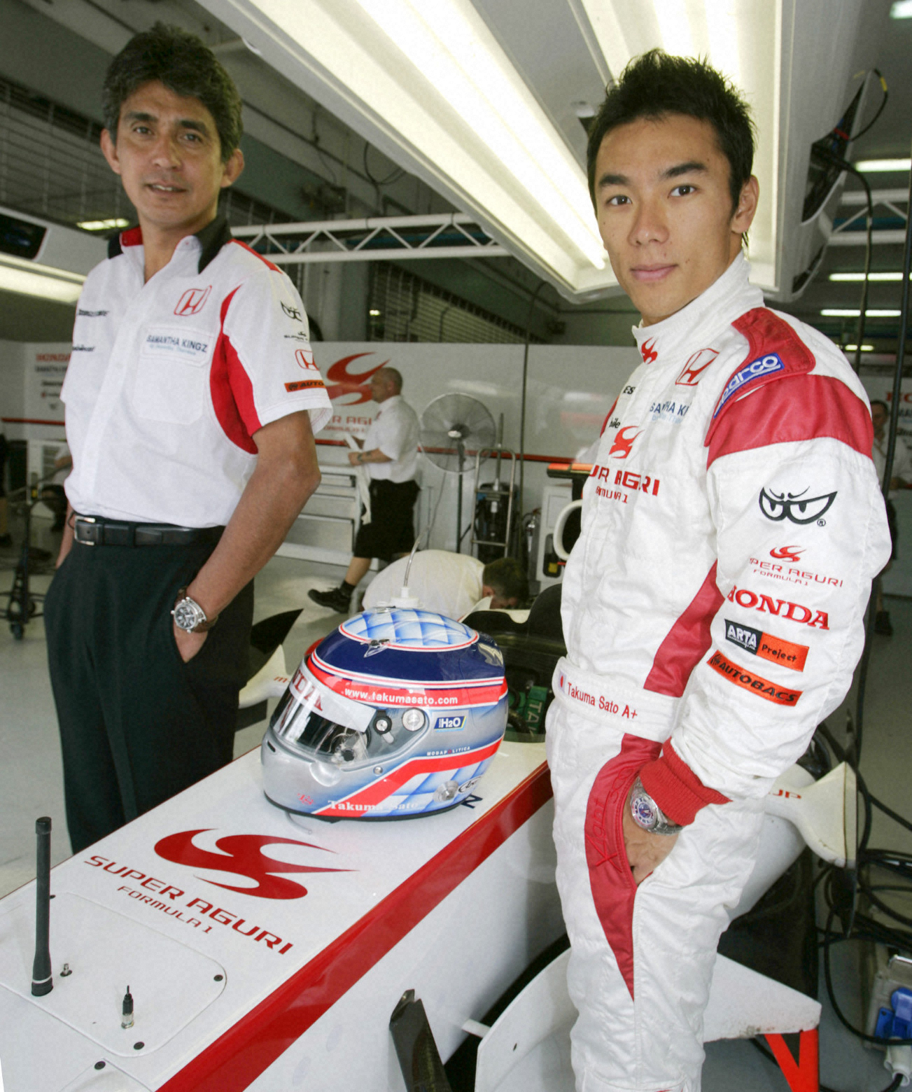 06年のF1マレーシアGPでの鈴木亜久里氏（左）と佐藤