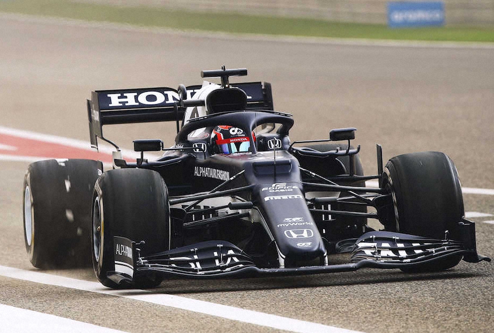 自動車F1の合同テストで走行するアルファタウリ・ホンダの角田