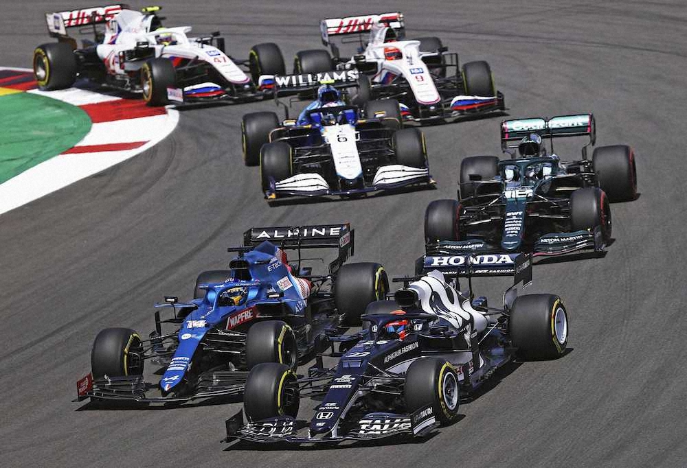 F1ポルトガルGPでアロンソ（手前左）と競り合う角田（同右）