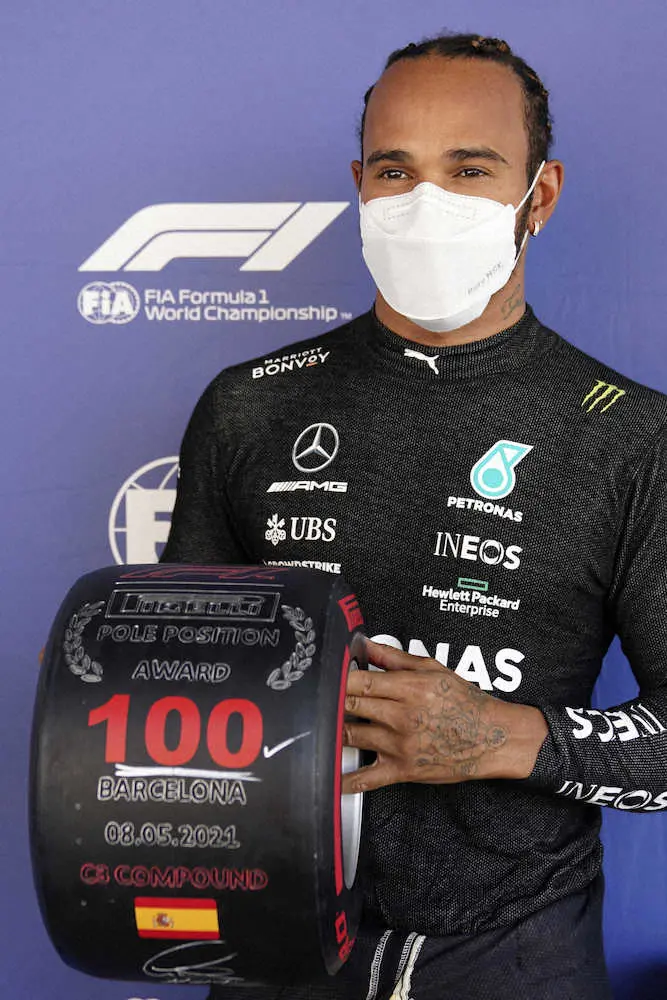 F1スペインGP予選で通算100回目となるポールポジションを獲得したハミルトン（AP）