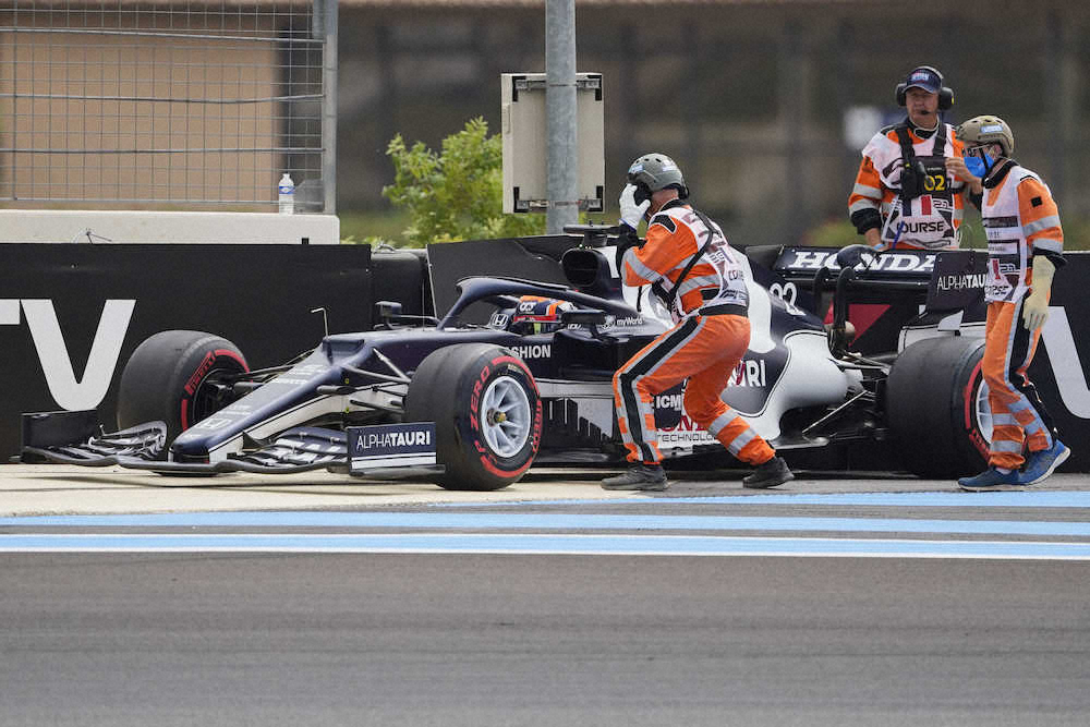F1フランスGP予選、クラッシュして止まったアルファタウリ・ホンダの角田のマシン（AP）