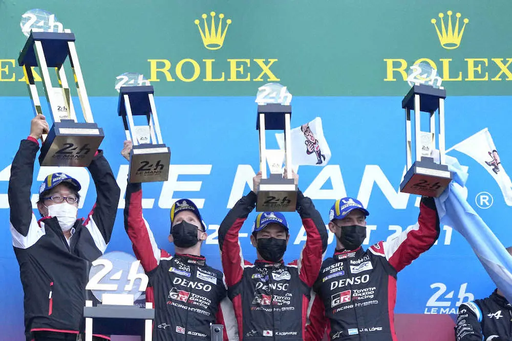 ルマン24時間で優勝し、表彰式でトロフィーを掲げるトヨタ7号車の小林可夢偉（右から2人目）ら（AP）