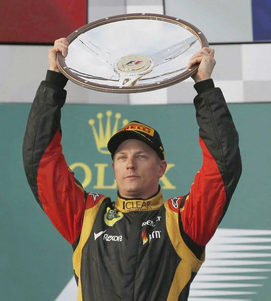 2013年、F1第1戦オーストラリアGPで優勝し、表彰式で喜びの表情を見せるロータス・ルノーのキミ・ライコネン