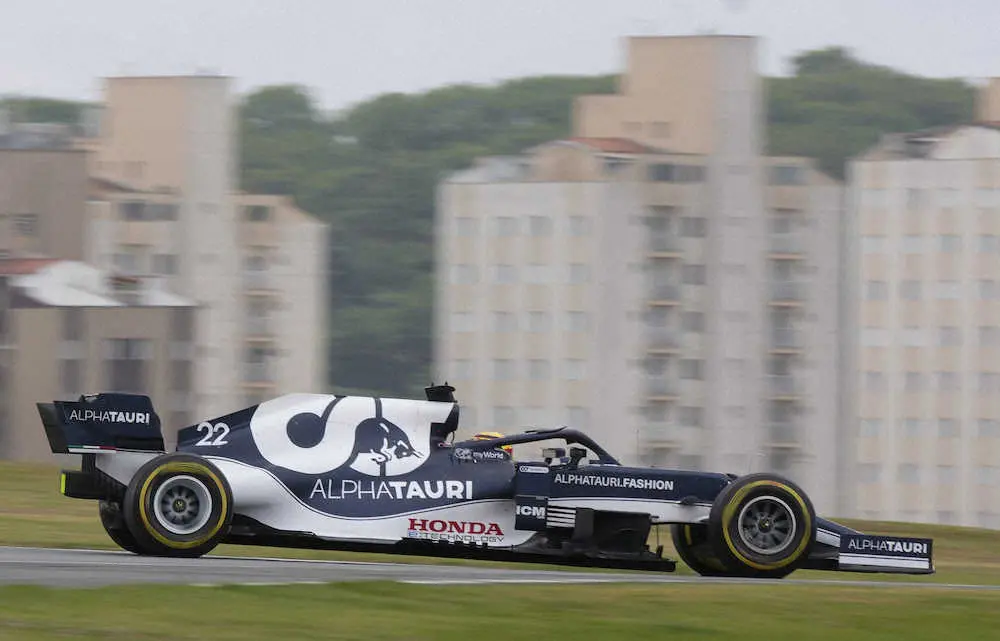F1ブラジルGP予選で走行する角田（AP）