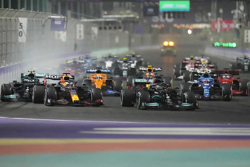 F1サウジアラビアGP、再スタートで激しく競り合うハミルトン（中央）ら（AP）