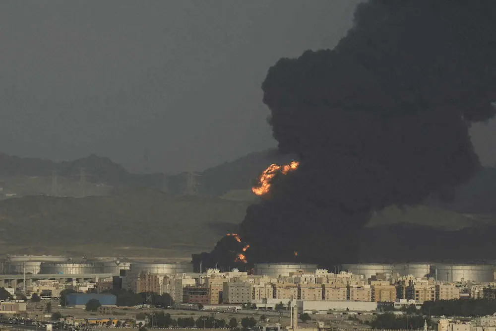 サウジアラビア・ジッダの石油貯蔵所で爆発があり、立ち上る黒煙（AP）