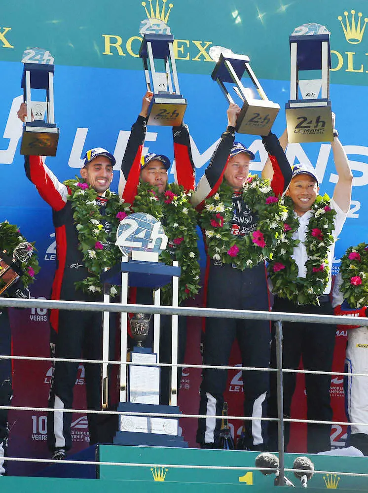 ルマン24時間で優勝し、表彰台でトロフィーを掲げるトヨタ8号車の平川亮（左から2人目）ら