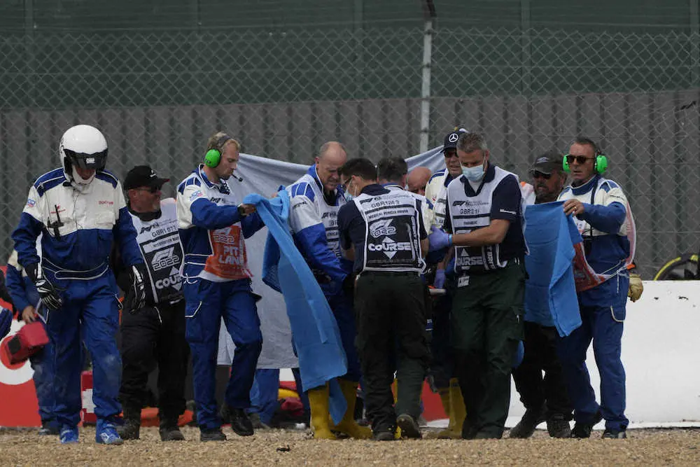 【画像・写真】スタート直後の第1ターンで大クラッシュして、マシンから救出されるアルファロメオの周冠宇（中国）