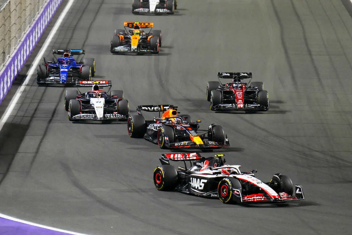 【画像・写真】＜F1第2戦サウジアラビアGP＞レース序盤、フェルスタッペン（レッドブル）を追走する角田（アルファタウリ）