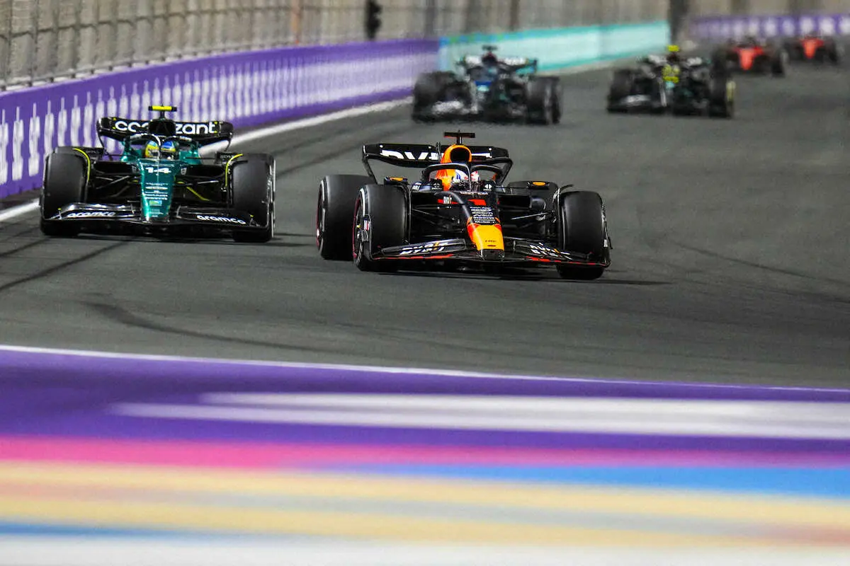 【画像・写真】＜F1第2戦サウジアラビアGP＞アロンソ（左・アストンマーティン）をオーバーテイクするフェルスタッペン（レッドブル）