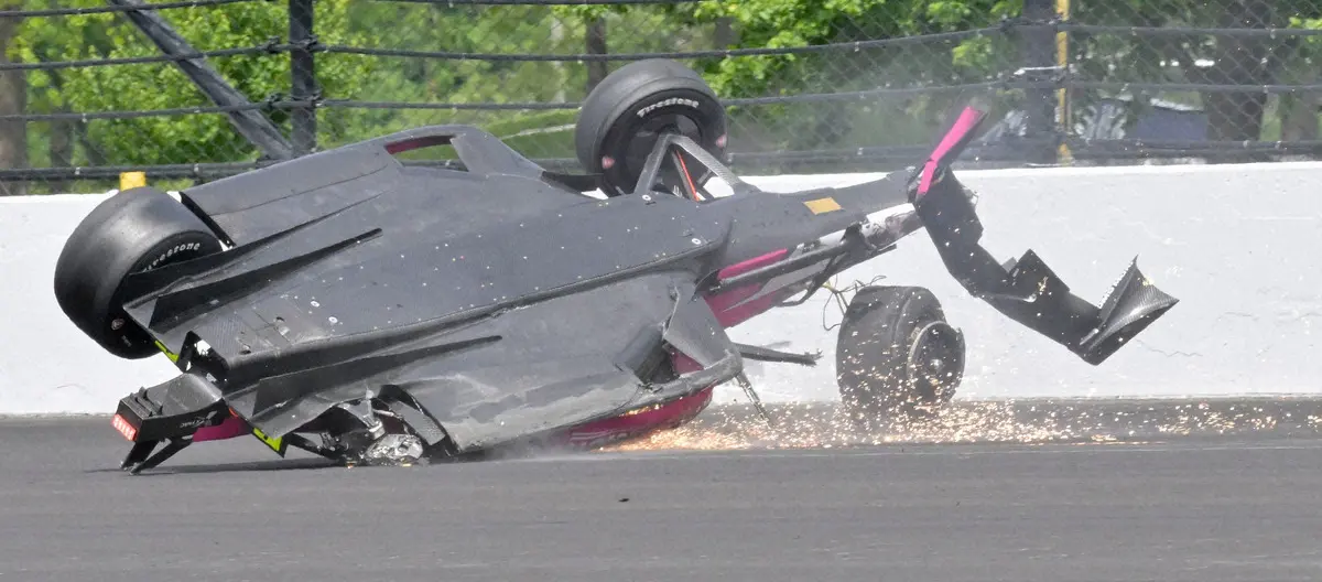 【画像・写真】あわや大惨事…クラッシュしたマシンのタイヤがフェンス越えてスタンド席へ　間一髪に「運が良かった」の声