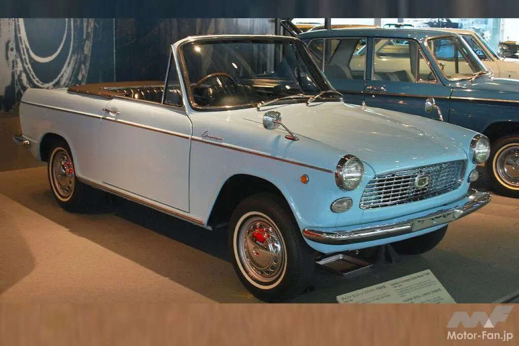 
                            イタリア人デザイナーによるお洒落なオープンカー誕生 1965（昭和40）年3月29日、ダイハツがオープンカー「コンパーノ・スパイダー」を発表。1964年にデビューしたダイハツ初の小型乗用車「コンパーノ・ベルリーナ」のオー […]
                        
