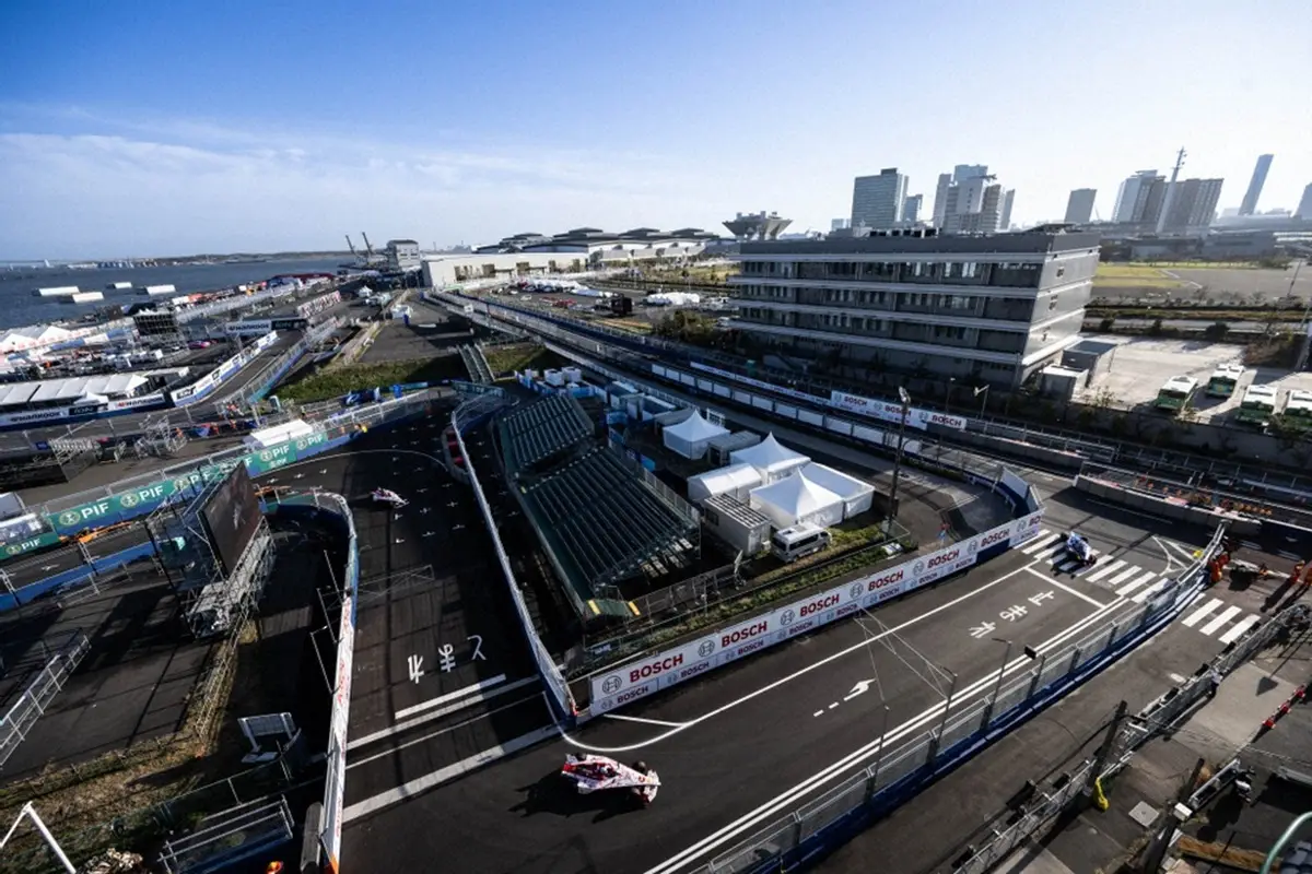 【画像・写真】「とまれ」の路面表示もお構いなし！日本初の公道レースでマシンが都心爆走「歴史的」「日本なんだな」