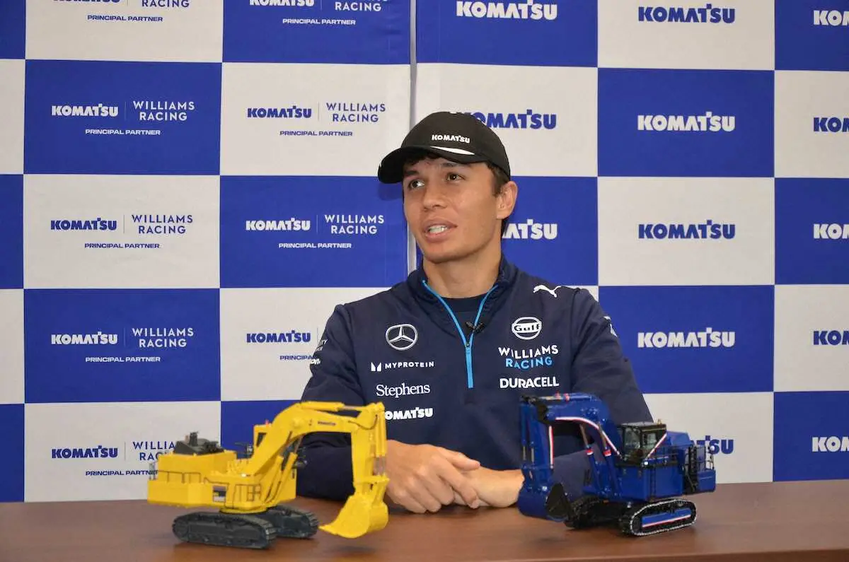 【画像・写真】F1ドライバー、アルボンがコマツ工場訪問「大変よい学びの機会」5日開幕の日本GPにも闘志
