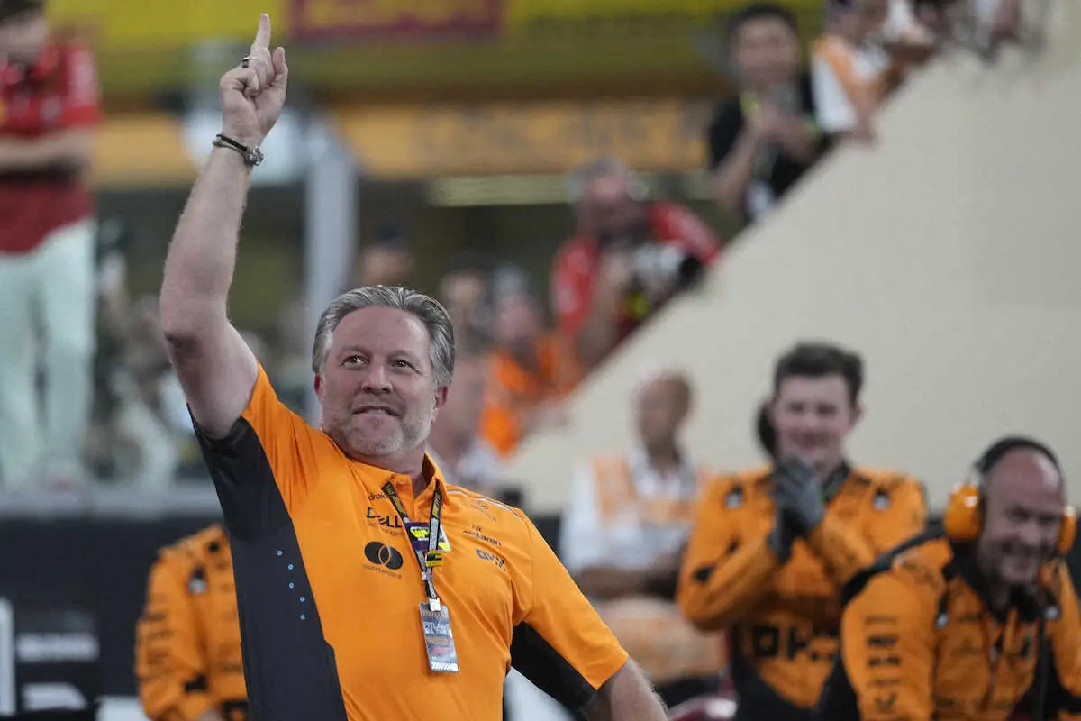 【画像・写真】コンストラクターズタイトルを獲得したマクラーレンのザック・ブラウンCEOはNo.1ポーズ（AP）