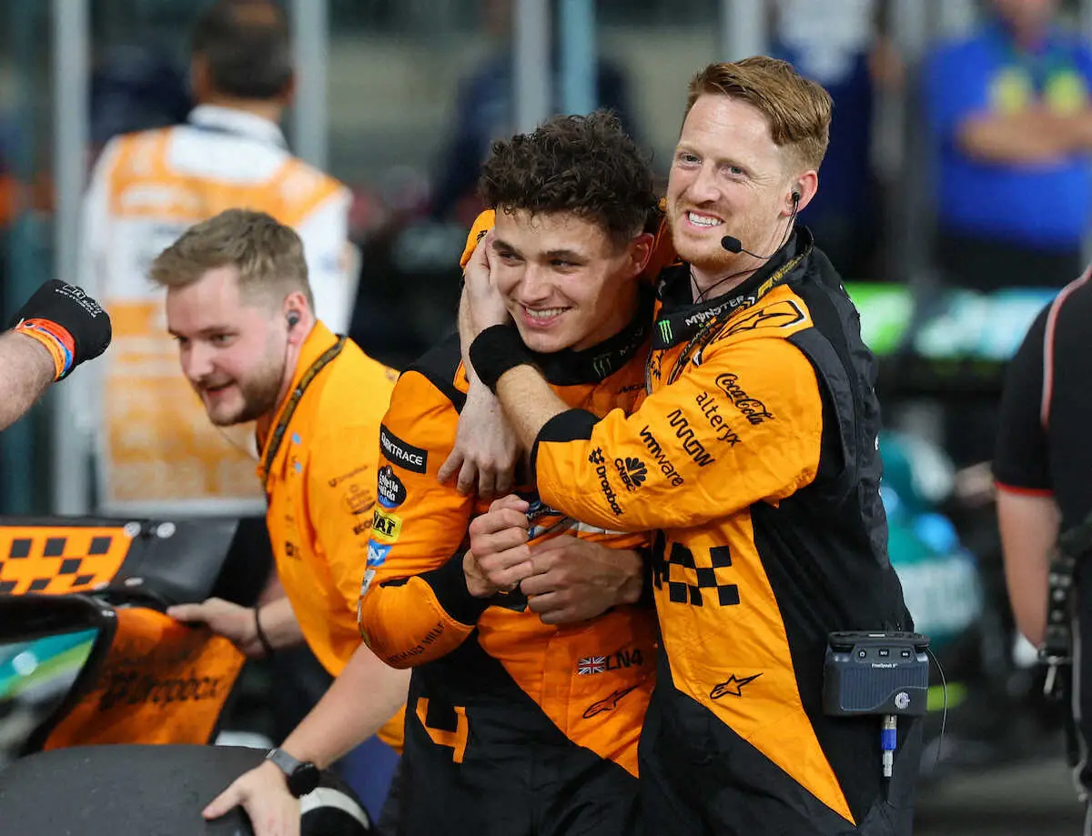 【画像・写真】今季4勝目を挙げたノリス（中）をスタッフがハグして祝福（ロイター）