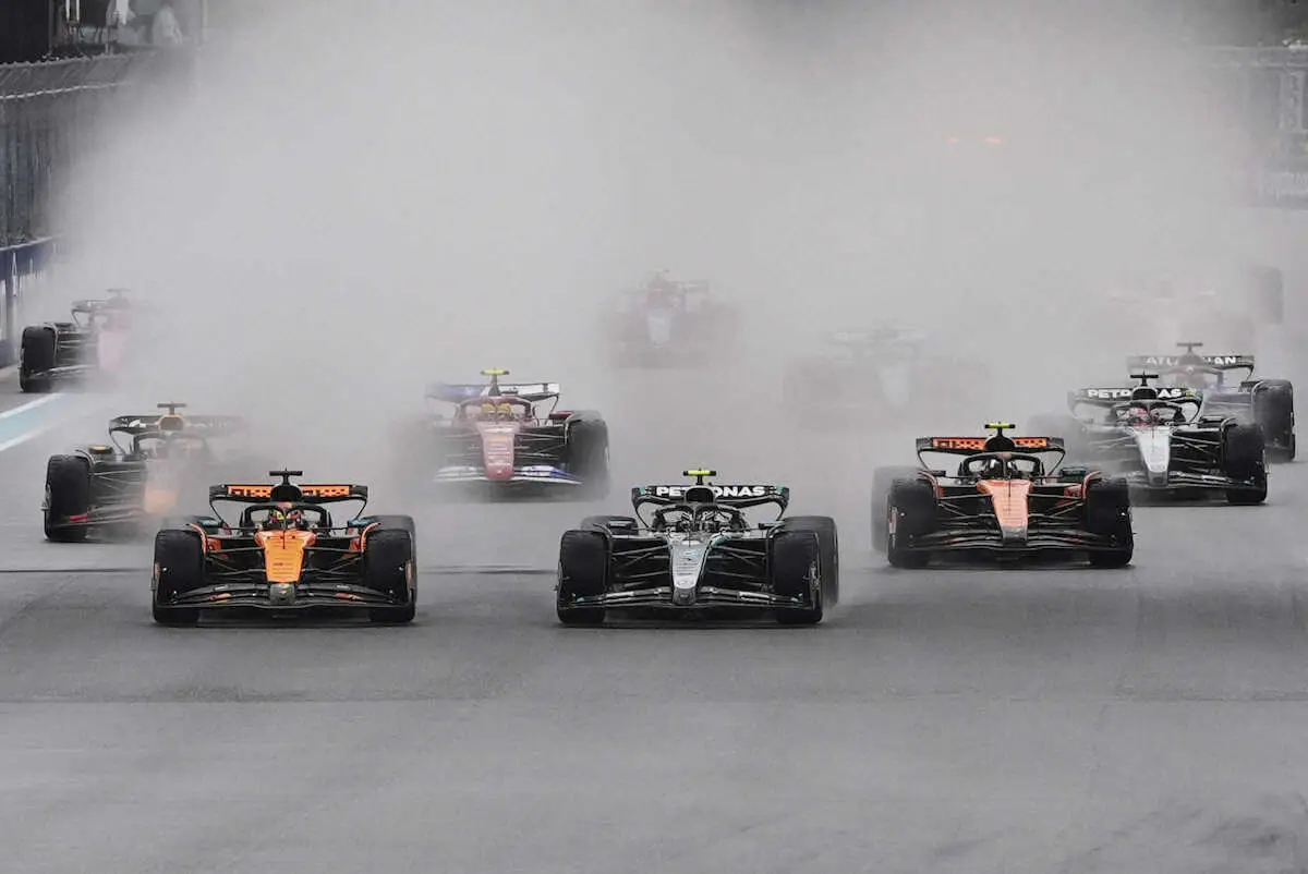 【画像・写真】大荒れとなったスプリントレースのスタート（AP）